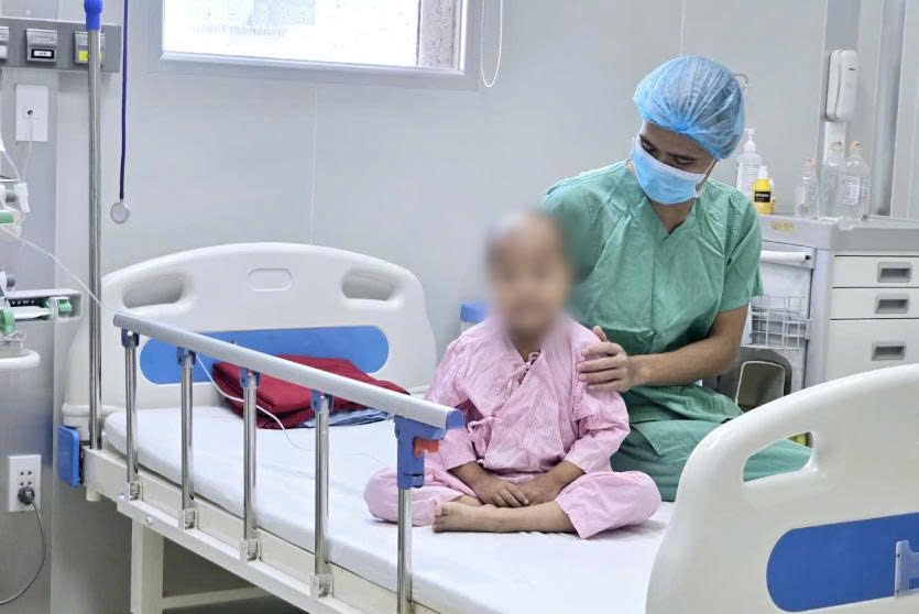 Cháu Vũ Quỳnh C. và bố trong phòng ghép tủy