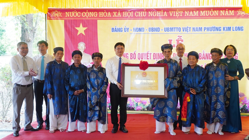 Lãnh đạo thành phố trao Bằng xếp hạng di tích lịch sử cấp thành phố đối với Đình làng Vạn Xuân, phường Kim Long
