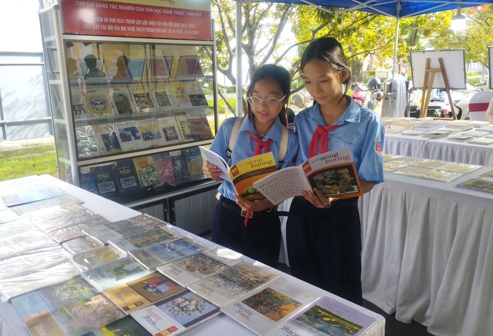 Học sinh tham quan Không gian văn học nghệ thuật Huế tại số 23-25 Lê Lợi, TP.Huế