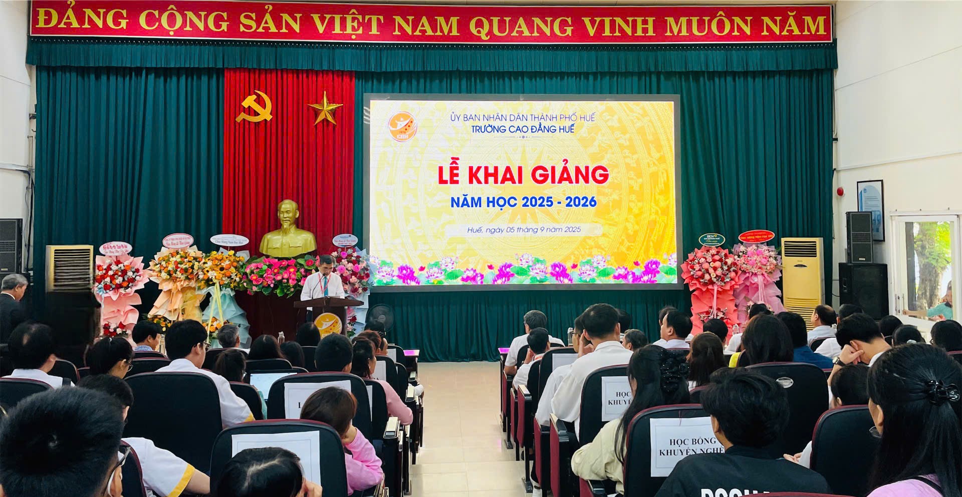 Toàn cảnh Lễ Khai giảng năm học 2025 – 2026 tại Trường Cao đẳng Huế.