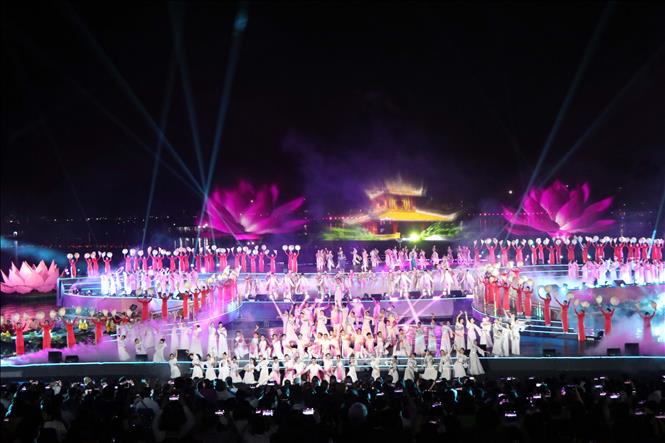 Chương trình biểu diễn nghệ thuật ấn tượng tại Lễ khai mạc Năm Du lịch quốc gia - Huế 2025, tối 25/3/2025. Ảnh: Đỗ Trưởng/TTXVN