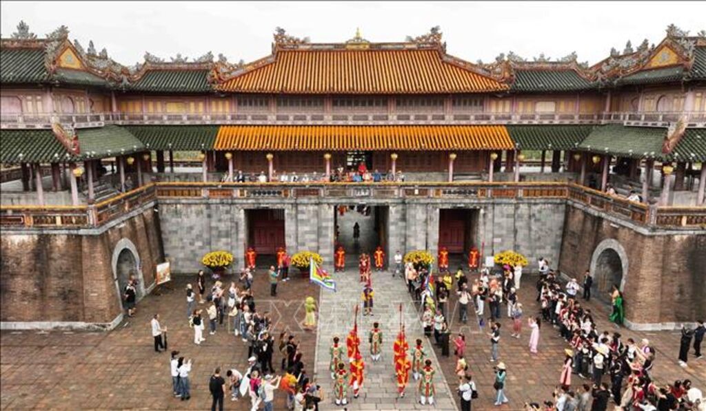 Phục dựng lại Lễ đổi gác được diễn ra tại cổng Ngọ Môn Đại Nội Huế. Ảnh: Phạm Hậu/TTXVN