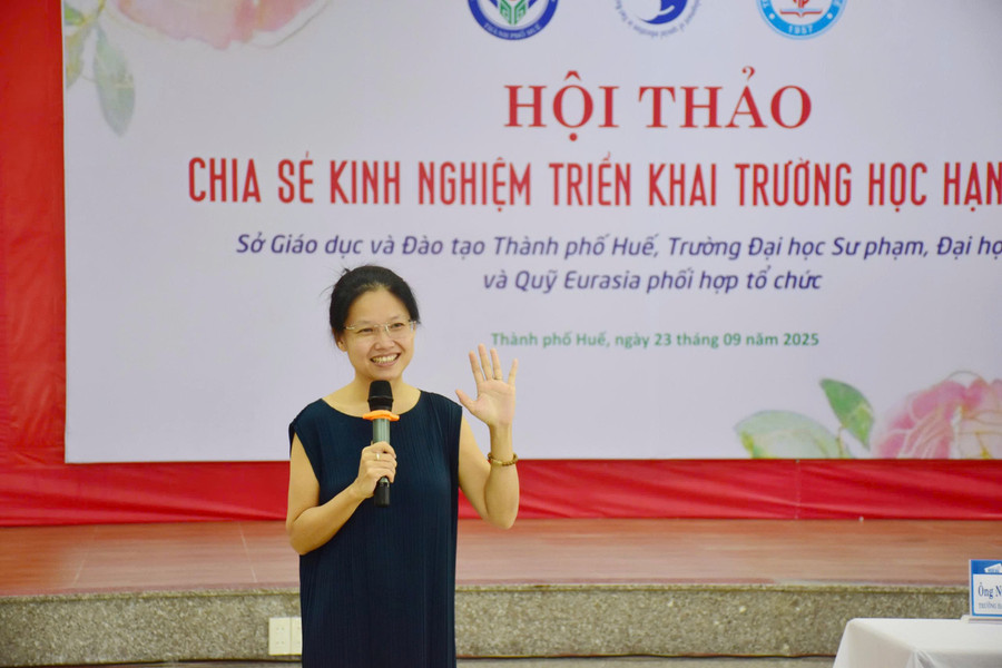 Các đại biểu chia sẻ kinh nghiệm về thực hiện chương trình Trường học Hạnh phúc tại TP Huế.