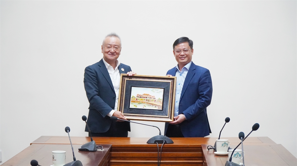 Phó Chủ tịch Thường trực UBND thành phố Nguyễn Thanh Bình tặng quà lưu niệm cho ông Kaneda Hiroki – Tổng Giám đốc Công ty cổ phần Acecook Việt Nam