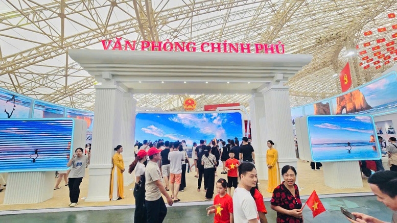 Không gian Triển lãm “Văn phòng Chính phủ - 80 năm đồng hành cùng dân tộc” đã thu hút sự quan tâm của đông đảo đại biểu và khách tham quan - Ảnh: VGP 