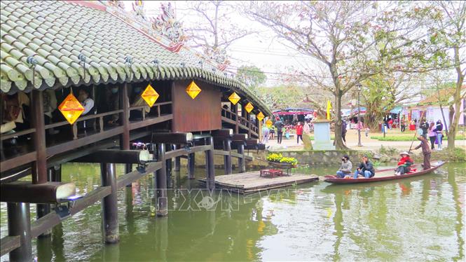 Cầu ngói Thanh Toàn là điểm du lịch nổi tiếng bởi kiến trúc cổ độc đáo. Ảnh: Tường Vi/TTXVN