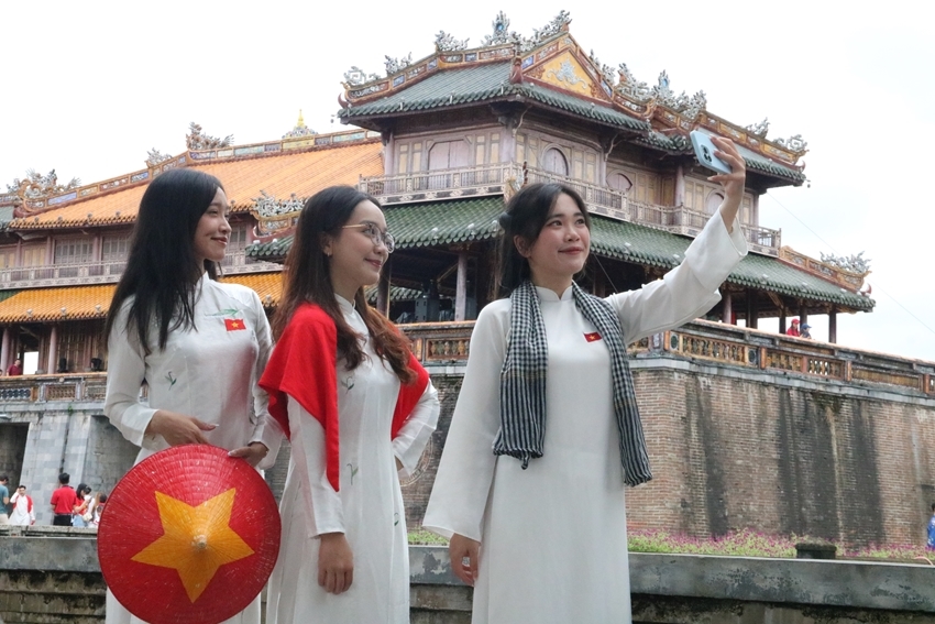 Young travelers checking in while visiting the Hue Imperial Citadel
