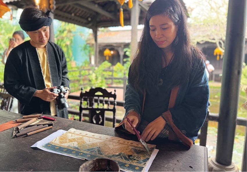 Ms. Tran Hong Nhung instructed participants on beeswax painting and indigo dyeing on dó paper during an experience session at Ngu Ha Vien, Hue City