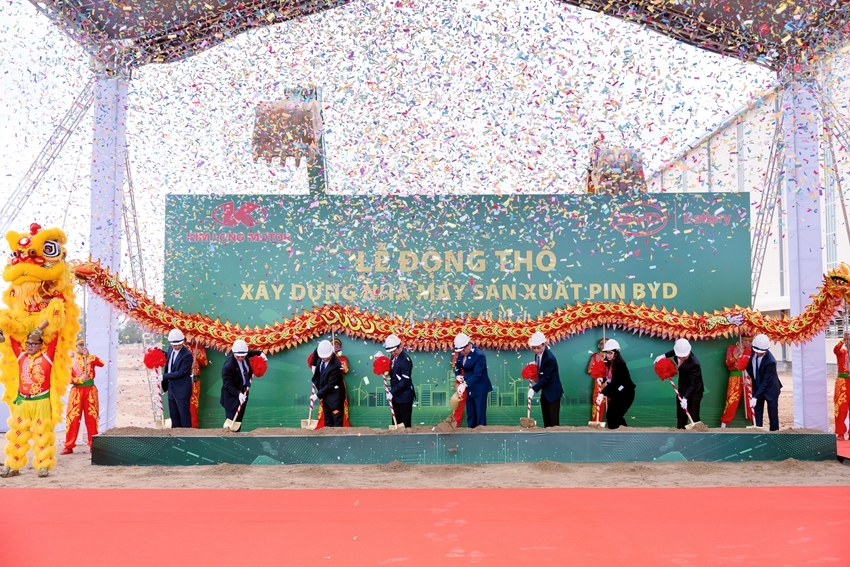 Delegates performing the ritual of groundbreaking to start the construction of the BYD battery manufacturing plant 