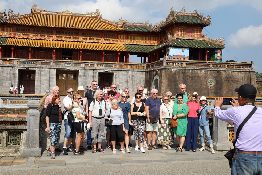  Du khách tham quan Đại Nội Huế