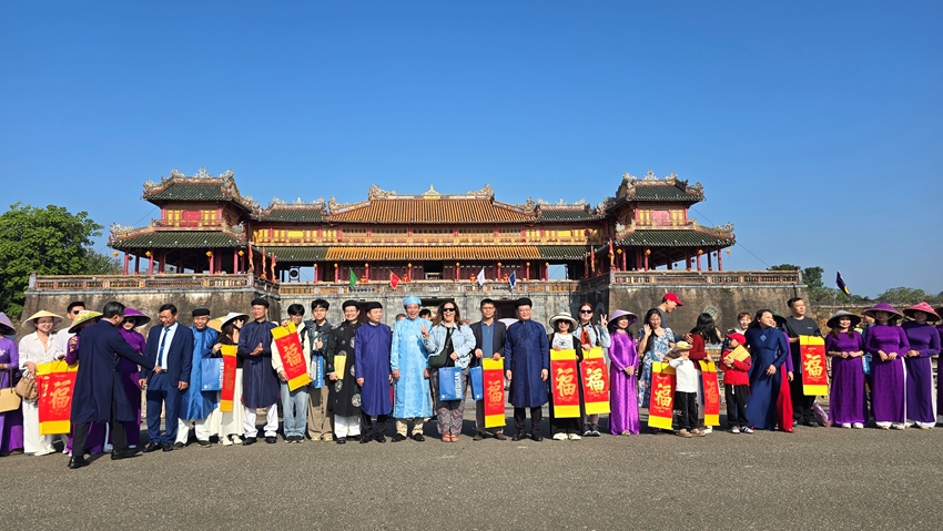 Tặng quà cho những du khách đầu tiên "xông đất" di sản Huế năm 2026