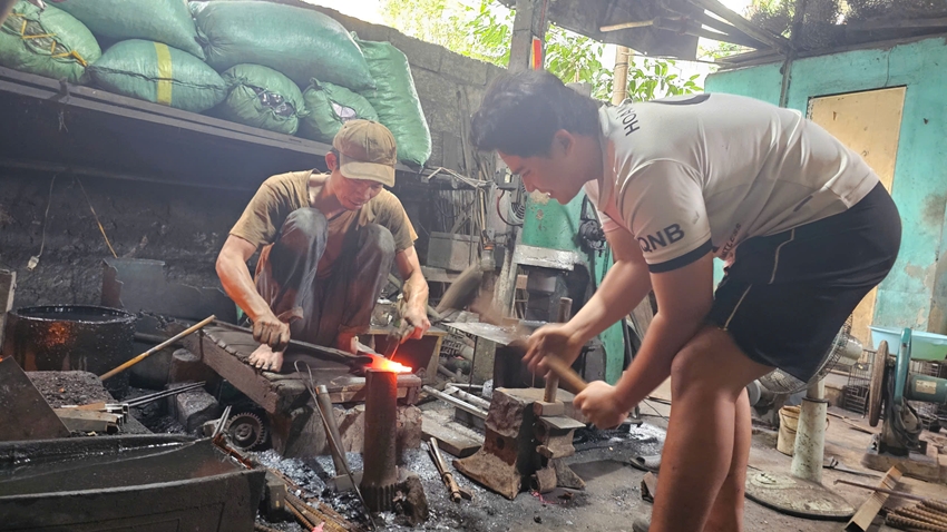 Nghề rèn Bao Vinh được đưa vào trình diễn trong lễ hội “Hóa Châu ngày Tết” năm 2026. 