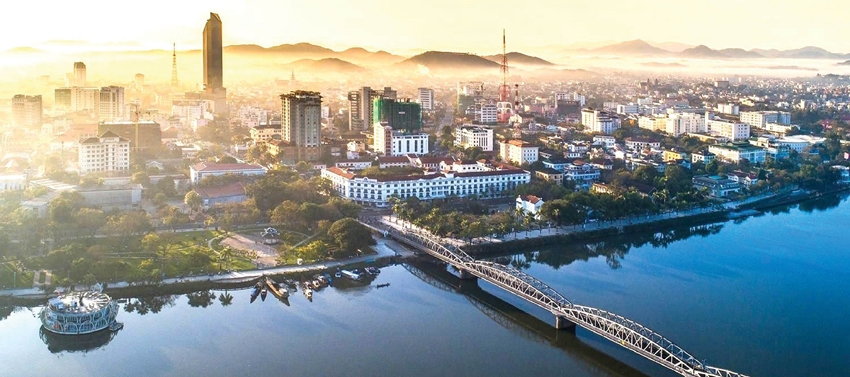   Đô thị Huế ở bờ nam sông Hương. Ảnh: Minh Ngọc