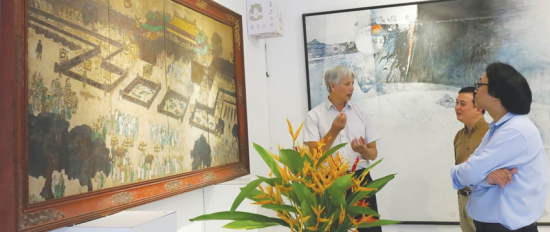   Tác phẩm Lễ Truyền lô của cố họa sĩ Đỗ Kỳ Hoàng bằng chất liệu sơn mài tái hiện lại một nghi lễ cung đình