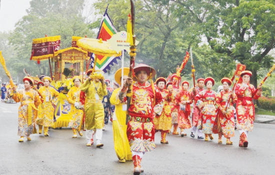   Đoàn rước của lễ hội điện Huệ Nam. Ảnh: P. Thành