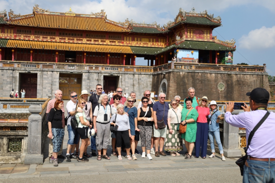  Du khách tham quan Đại Nội Huế