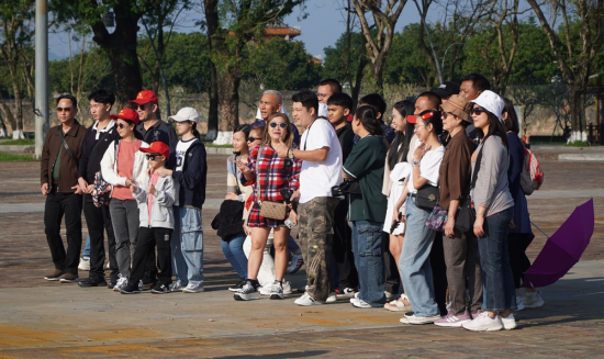 Du khách tham quan khu di sản Đại nội Huế