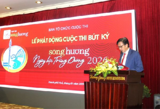 Nhà thơ Lê Vĩnh Thái - Phó Chủ tịch Liên hiệp các Hội VHNT TP Huế - Tổng Biên tập Tạp chí Sông Hương - Trưởng Ban tổ chức cuộc thi phát biểu phát động cuộc thi