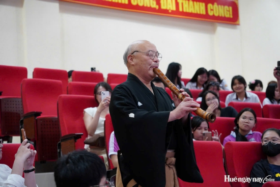  Nghệ sĩ sáo trúc Tachibana Saburo biểu diễn tại chương trình.