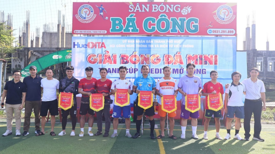Lãnh đội các đội bóng nhận cờ lưu niệm từ Ban Tổ chức tại buổi khai mạc