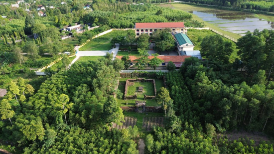 Lăng Trường Thiệu, nơi an nghỉ của chúa Nguyễn Phúc Thuần, nằm cạnh Trường THCS Hương Thọ