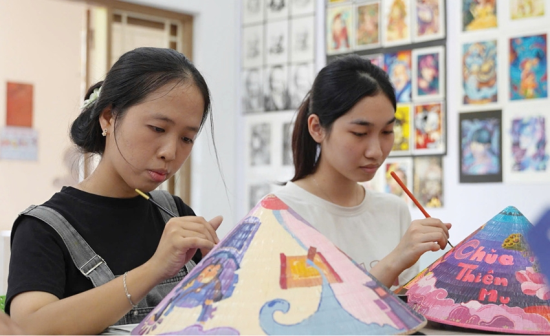 Công tác đào tạo gắn với văn hóa địa phương giúp sinh viên có thêm chất liệu sáng tạo, phát triển những thiết kế mang bản sắc Huế. 