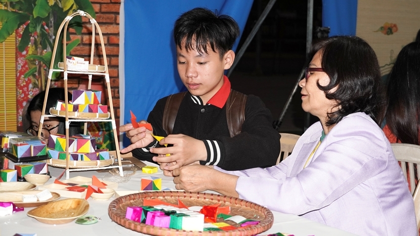  Being excited to experience making phap lam cakes with artisan