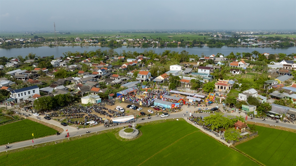 Không khí lễ hội vật truyền thống diễn ra sôi nổi, hào hứng, thu hút đông đảo người dân và du khách thập phương đến xem