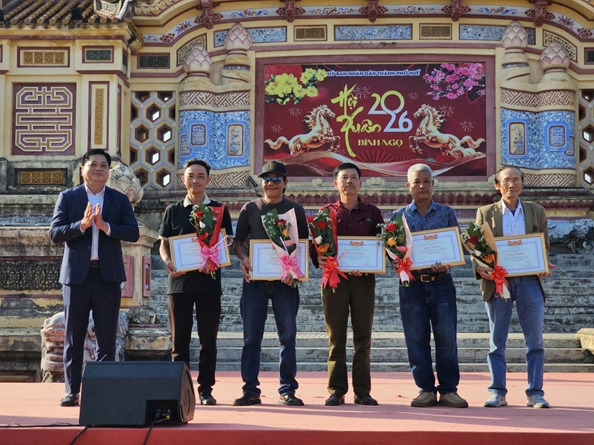  The Organizing Committee presenting awards to collectives and individuals