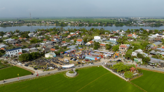 Không khí lễ hội vật truyền thống diễn ra sôi nổi, hào hứng, thu hút đông đảo người dân và du khách thập phương đến xem