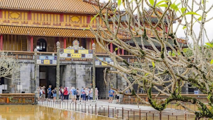 Khách nước ngoài thăm Đại nội Huế cuối tháng 10/2025, sau khi nước rút khỏi Kinh thành Huế. Ảnh: Võ Thạnh