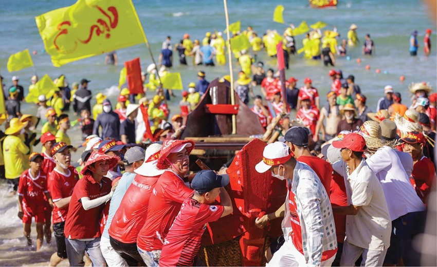 The festive procession of the Cau Ngu Festival at Phương Dien village, Thuan An ward. Photo: Anh Le