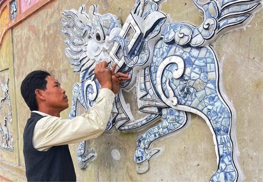 For nearly three decades devoted to shards of pottery and porcelain, artisan Dao Huu Khien has remained steadfast in his meticulousness, patience, and passion for the craft.