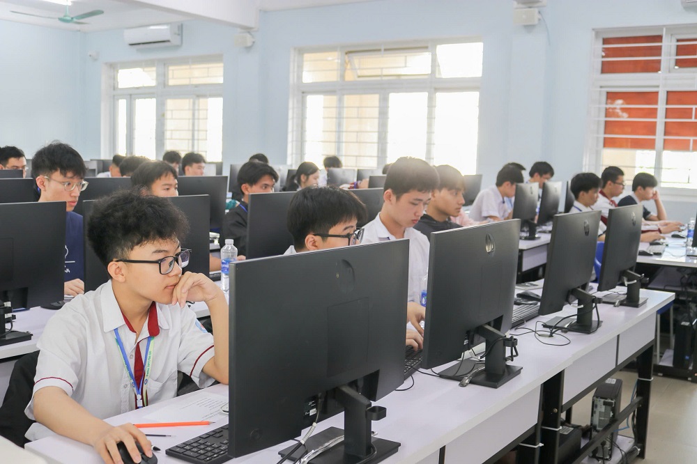 Gần 500 thí sinh tranh tài tại Vòng Chung kết Phần thi lập trình Hue-ICT Challenge 2026