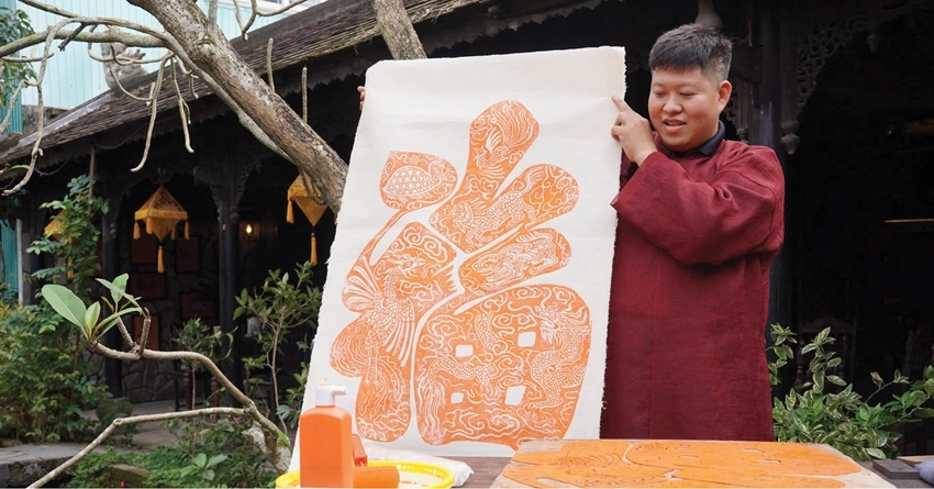 Demonstration of printing traditional decorative scrolls at the launch of the project “Reviving the Craft of Making Chuon Village Scrolls”. Photo: Bach Chau