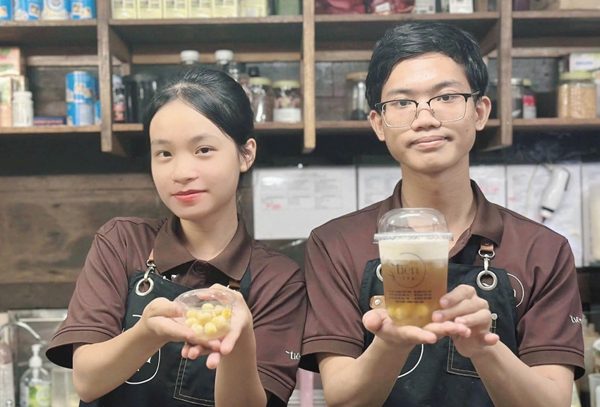 Một số thương hiệu trà trên địa bàn thành phố đã có hướng đi mới khi thêm hương vị hạt sen Huế