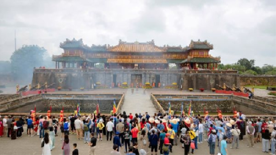 Du khách tham quan, trải nghiệm tại Đại Nội Huế