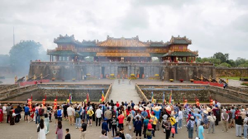 Du khách tham quan, trải nghiệm tại Đại Nội Huế