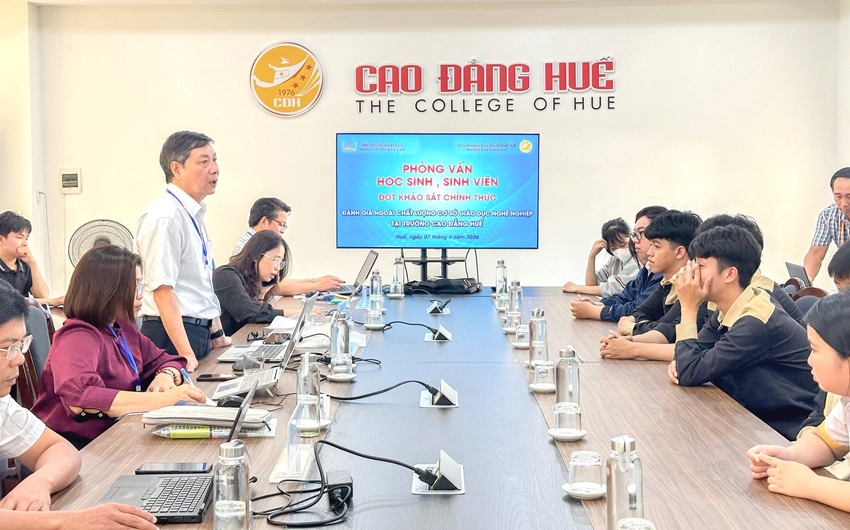 Đoàn đánh giá phỏng vấn ý kiến của học sinh, sinh viên