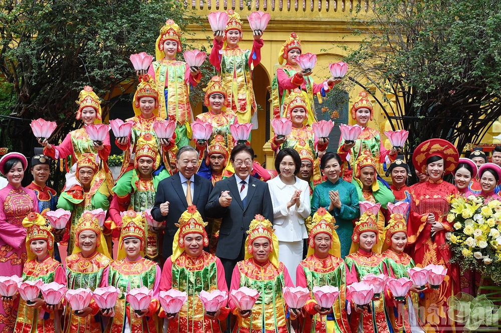 Tổng Bí thư, Chủ tịch nước Tô Lâm và Phu nhân cùng Tổng thống Hàn Quốc Lee Jae Myung và Phu nhân chụp ảnh lưu niệm với các nghệ sĩ biểu diễn múa cung đình “Lục cúng hoa đăng”