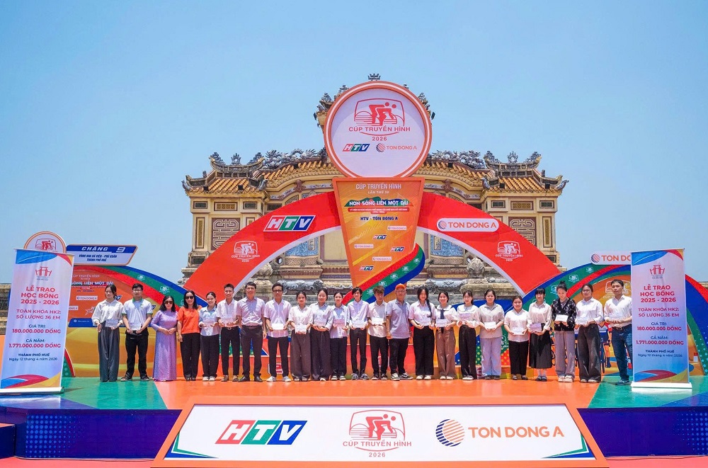 Quỹ Giáo dục Huế Hiếu Học trao 180 triệu đồng học bổng cho sinh viên