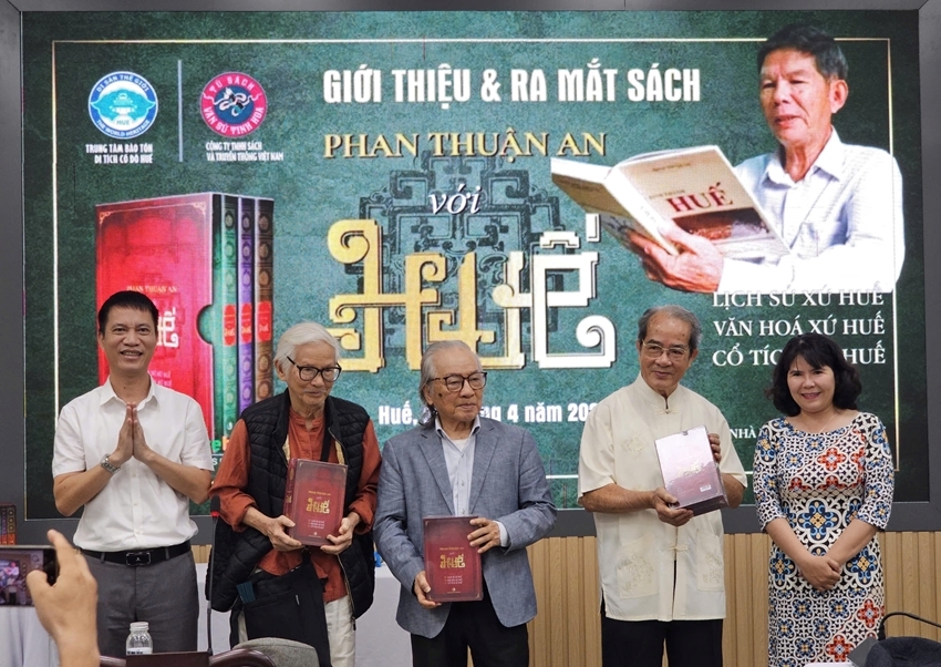 Representatives of the family and the publishing house presented copies of the books to friends of researcher Phan Thuan An