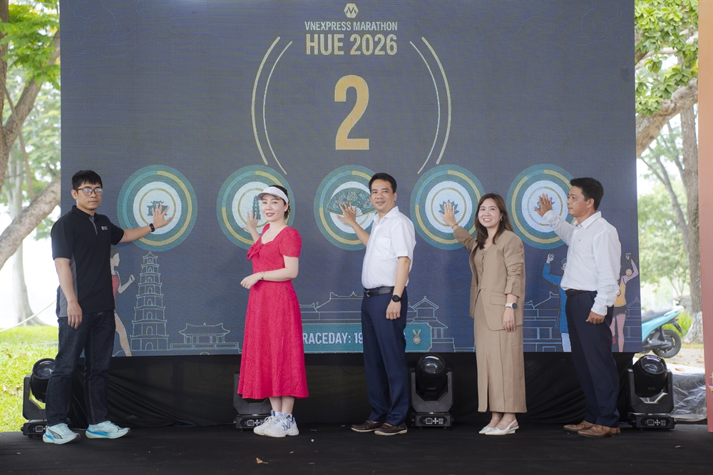 Các đại biểu thực hiện nghi thức ấn nút khai mạc giải chạy VnExpress Marathon Huế 2026