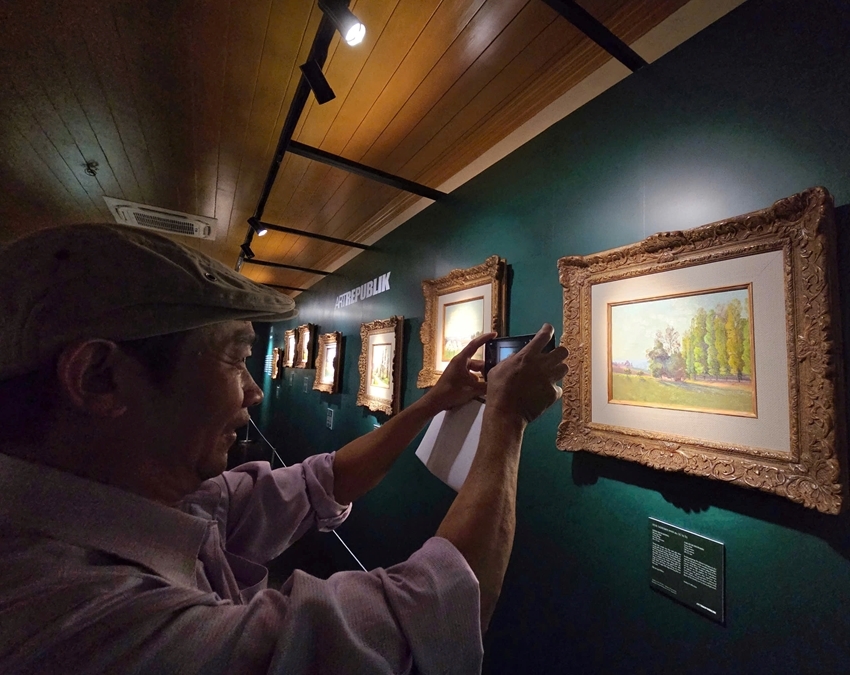 Before coming to Hanoi, the exhibition “Sky, Mountains, Water” was held at Kien Trung Palace within Hue Imperial Citadel in March 2025