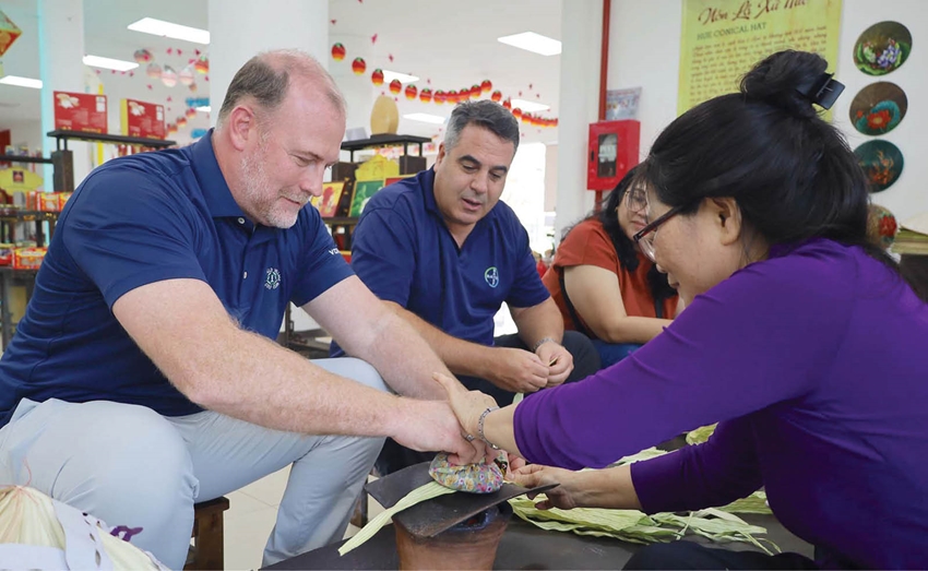  Nghệ nhân hướng dẫn khách các công đoạn làm nón lá xứ Huế