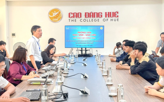 Đoàn đánh giá phỏng vấn ý kiến của học sinh, sinh viên