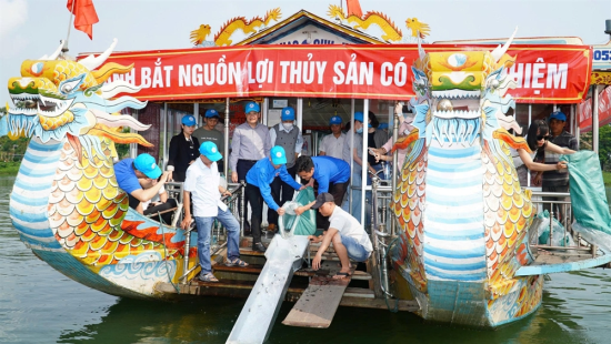  Hoạt động thả cá tái tạo nguồn lợi thủy sản được thành phố Huế tổ chức hàng năm