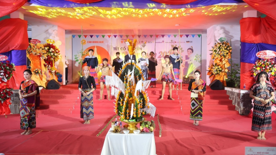 Hue College organizes Bunpimay Festival 2026 for over 300 Lao students