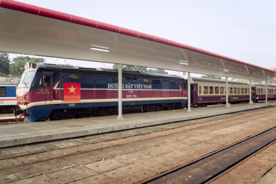 Đoàn tàu di sản có màu tím Huế mộng mơ kết hợp gam màu ghi sáng năng động của TP Đà Nẵng.