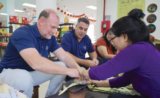  Nghệ nhân hướng dẫn khách các công đoạn làm nón lá xứ Huế